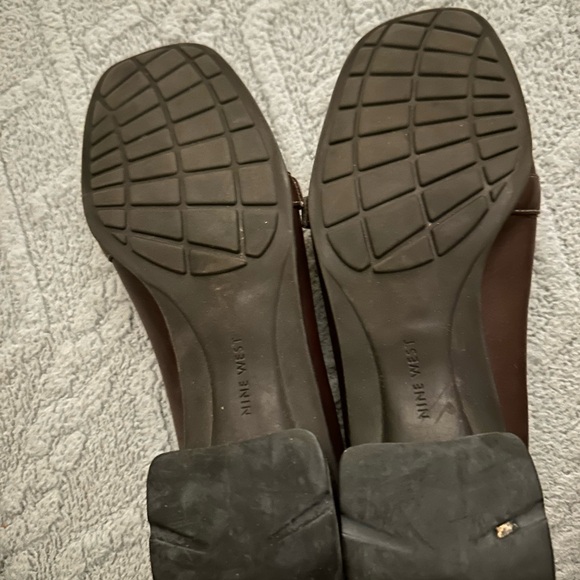 Nine West 8 brown leather loafer with buckle detail, stitching, small heel. - Picture 6 of 6